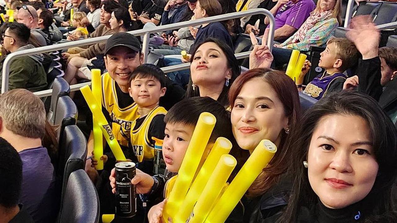 Berikut ini 8 Potret Sandra Dewi Nonton Basket Dengan Fasilitas VVIP, Parkirnya Bareng Para Pemain NBA