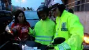Kepolisian bekerjasama dengan Fullo mensosialisasikan larangan berhenti pada garis stop pada pengguna jalan diserta pembagian cokelat gratis pada pengendara yang tertib di kawasan Cideng, Jakarta, Senin (23/2). (Liputan6.com/Johan Tallo)