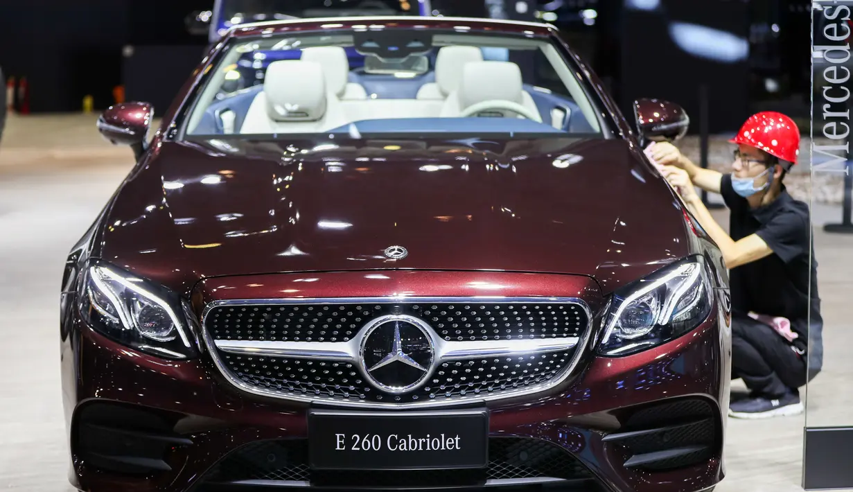 Seorang staf membersihkan sebuah mobil di area ekshibisi otomotif Pameran Impor Internasional China (China International Import Expo/CIIE) ketiga di Shanghai, China, 2 November 2020. CIIE ketiga dijadwalkan berlangsung mulai 5 hingga 10 November di Shanghai. (Xinhua/Ding Ting)