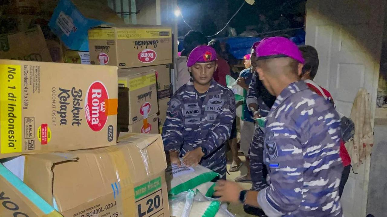 FOTO: Marinir TNI AL Gerak Cepat Salurkan Bantuan Banjir di Aceh Tamiang