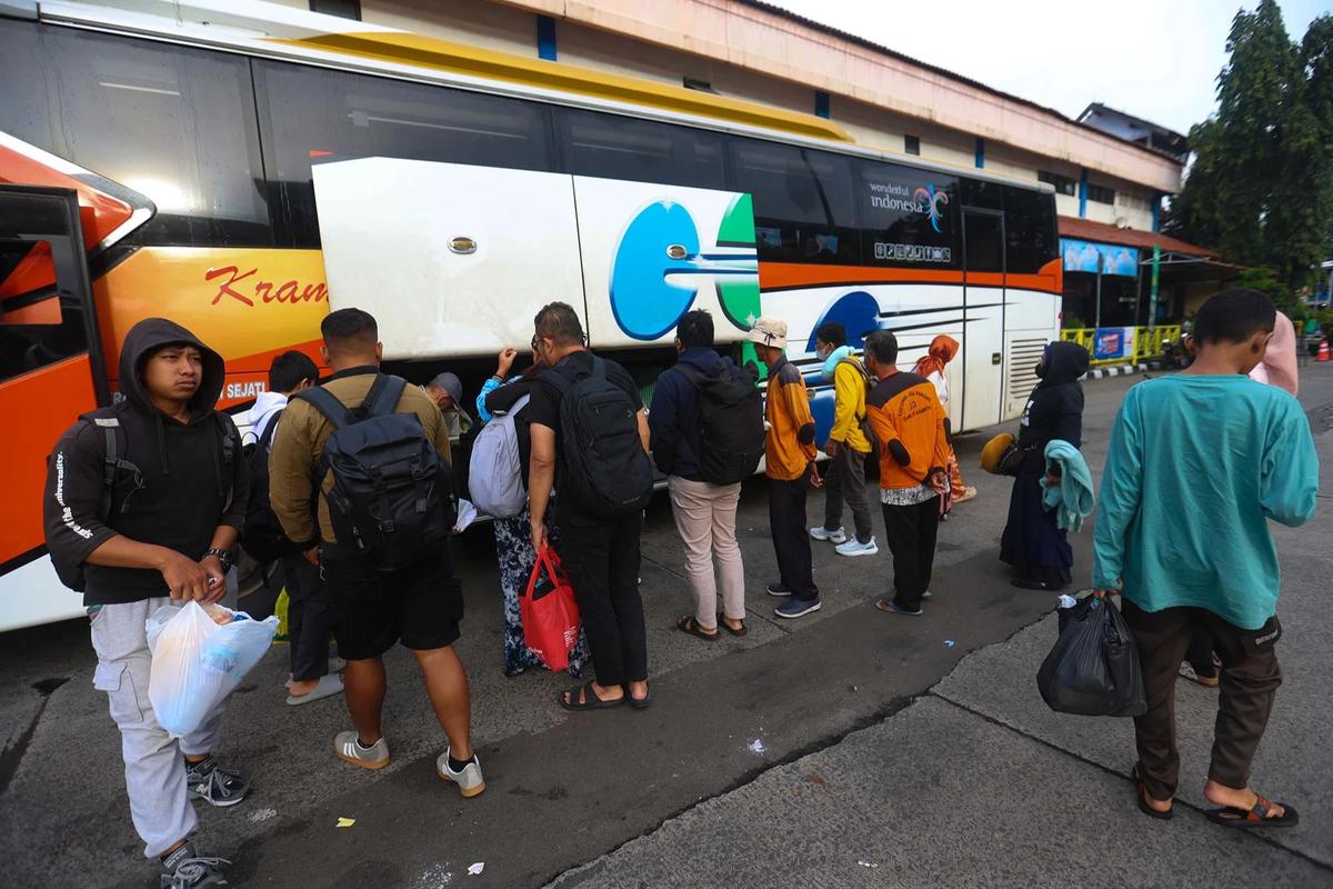 FOTO: Lonjakan Arus Balik Pemudik  di Terminal Kampung Rambutan