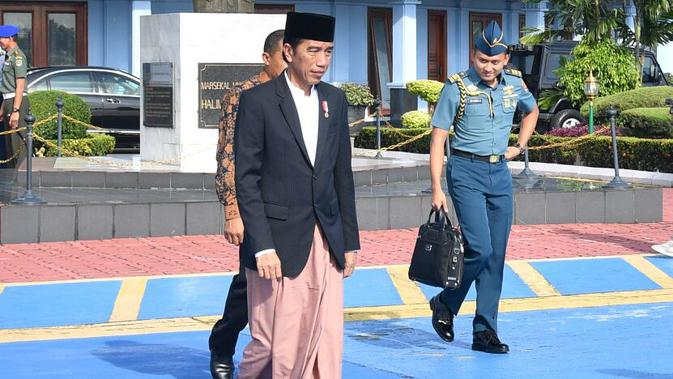 Bukan Celana Jokowi Pakai Sarung Saat Naik Pesawat 