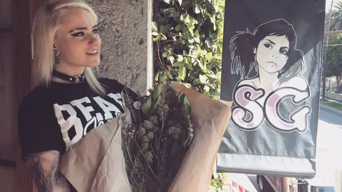 [Bintang] Waduh! Di Negara Ini Ada Layanan Antar Buket Bunga Ganja!