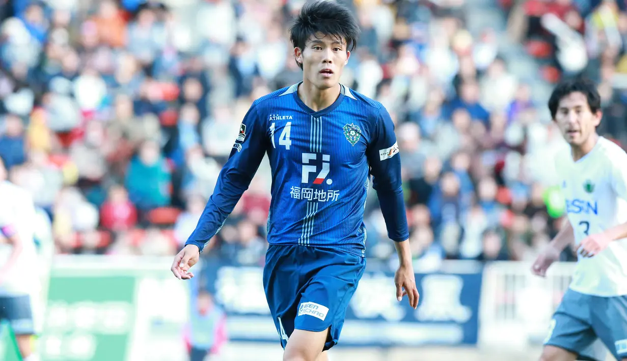 Takehiro Tomiyasu menjalani debutnya di tim senior Avispa Fukuoka pada tahun 2015 lalu dalam laga putaran ketiga Piala Kaisar melawan Machida Zelvia, 14 Oktober 2015 saat berusia 16 tahun 11 bulan. (J.LEAGUE)