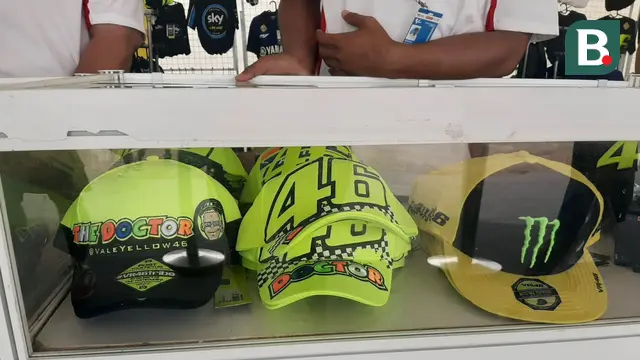 Foto: Stand Merchandise Valentino Rossi Curi Perhatian di Sirkuit Mandalika