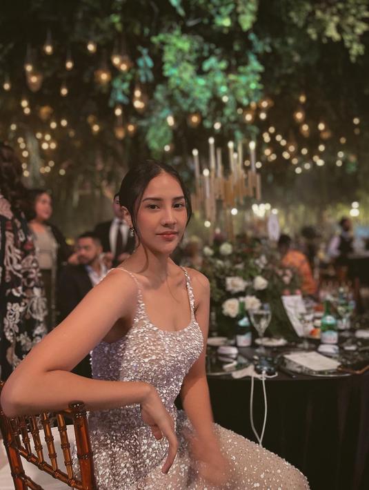 Penampilan Anya Geraldine mengenakan gaun yang memiliki potongan u-neck dengan sentuhan riasan flawless dan model rambut ikatnya membuatnya terlihat semakin cantik. (Instagram/anyageraldine)