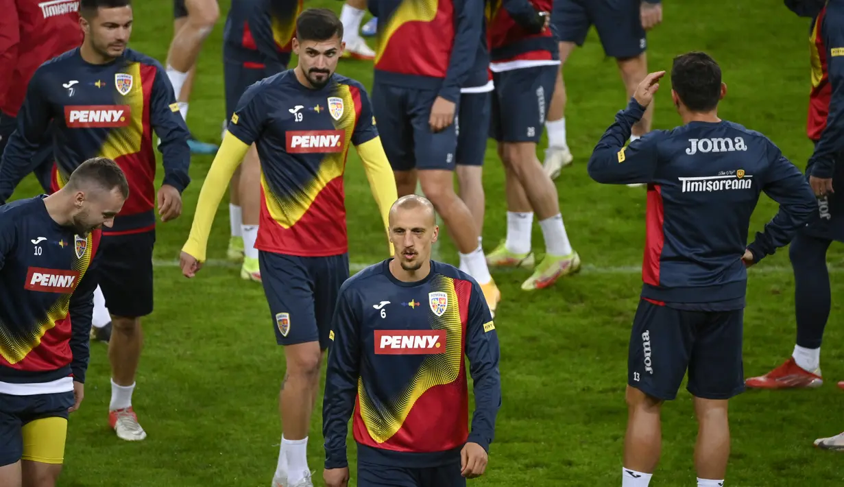 Penyerang Rumania Alexandru Mitrita (depan tengah) mengambil bagian dalam sesi latihan di Hamburg, Jerman, Kamis (7/10/2021). Timnas Rumania akan menantang Jerman dalam laga lanjutan Grup J Kualifikasi Piala Dunia 2022 zona Eropa di Volksparkstadion, Sabtu dini hari WIB. (John MACDOUGALL/AFP)