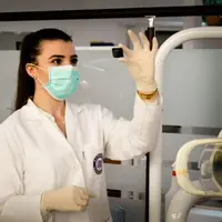 ilustrasi ilmuwan-peneliti (Foto: Unsplash.com/Ani Kolleshi)