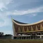 Masjid Raya Sumatera Barat menampilkan arsitektur modern yang tak identik dengan kubah.