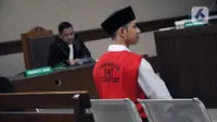 Dede Luthfi Alfiandi, pembawa bendera Merah Putih saat aksi siswa Sekolah Menengah Kejuruan (SMK) di kawasan DPR/MPR RI pada September lalu, bersiap menjalani sidang perdana di Pengadilan Negeri Jakarta Pusat, Kamis (12/12/2019). Sidang mendengar pembacaan dakwaan. (Liputan6.com/Helmi Fithriansyah)