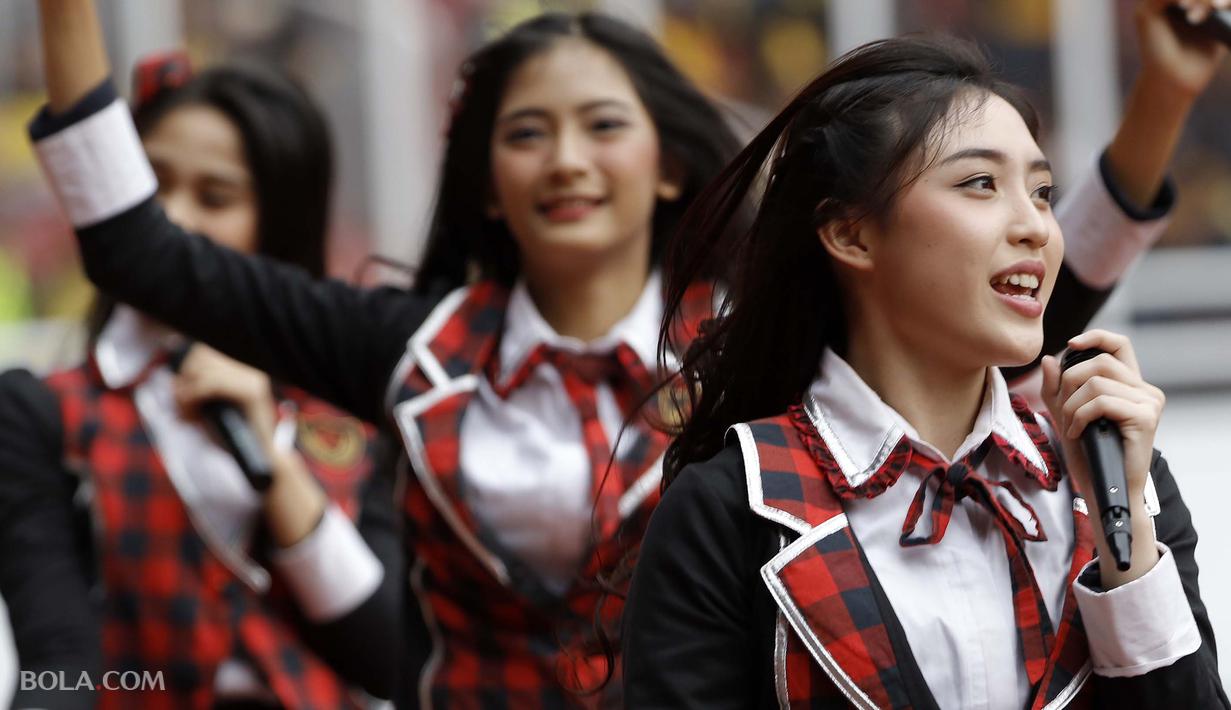 Aksi grup  musik Jakarta 48 yang tampil sebagai penghibur saat jeda turun minum dalam laga persahabatan Bhayangkara FC melawan FC Tokyo di Stadion Utama Gelora Bung Karno, Senayan Jakarta pada Sabtu (27/1/2018).  (Bola.com/Peksi Cahyo)