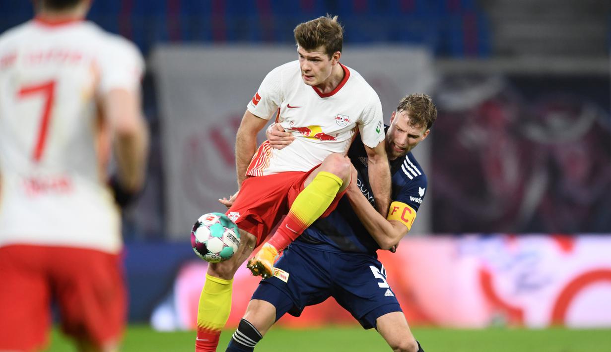 Penyerang RB Leipzig, Alexander Sorloth, berebut bola dengan bek Union Berlin, Marvin Friedrich, pada laga lanjutan Liga Jerman di Red Bull Arena Stadium, Kamis (21/1/2020) dini hari WIB. RB Leipzig menang tipis 1-0 atas Union Berlin. (AFP/Annegret Hilse/pool)