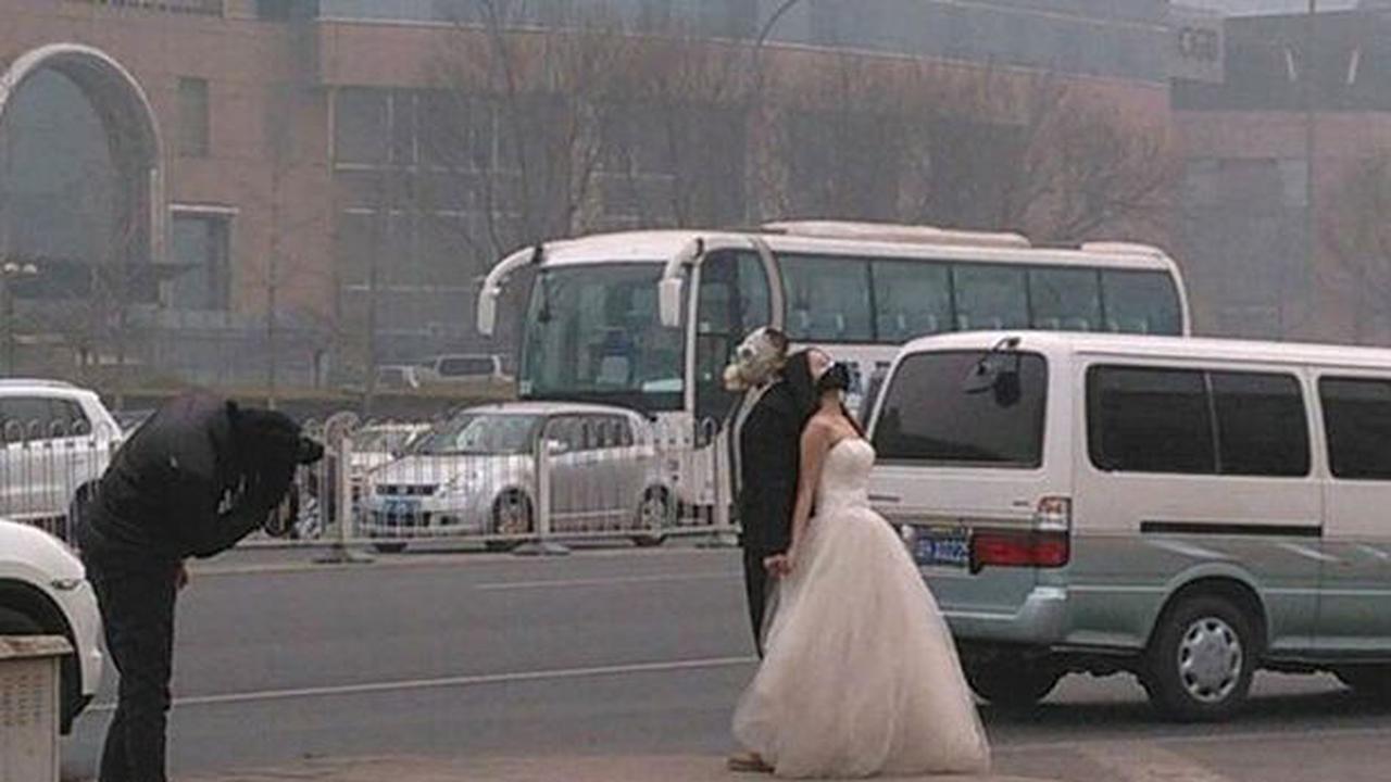 Akibat Polusi Udara, Pasangan Foto Pernikahan Pakai Masker