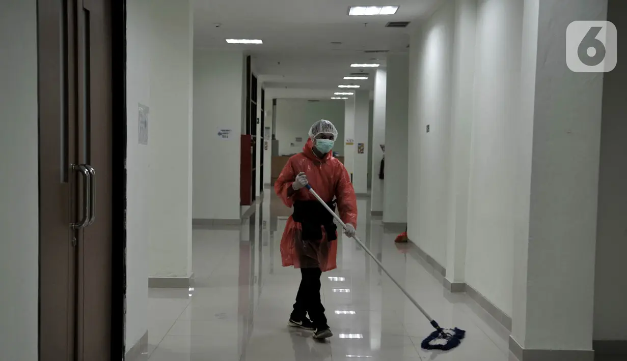 Petugas membersihkan lantai di salah satu lorong RSUD Kota Depok, Jawa Barat, Rabu (6/5/2020). Akibat keputusan tersebut pelayanan kesehatan masyarakat di RSUD Depok seperti rawat inap ditiadakan dan dialihkan ke rumah sakit lain, untuk rawat jalan masih beroperasi. (merdeka.com/Iqbal S. Nugroho)