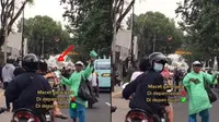Macet Pemotor Hindari Hujan, Penjual Mantel Ini Muncul Dijuluki S3 Marketing