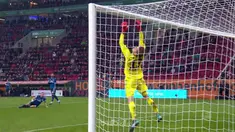Augsburg menatap masuk zona Eropa selepas mereka menang tipis 1-0 atas Hamburg, Sabtu (13/1). Sundulan gelandang Augsburg asal Kor...