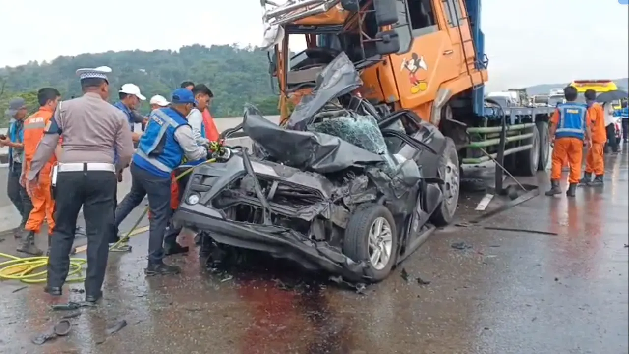 Kecelakaan beruntun terjadi di Tol Cipularang KM 111 B arah Jakarta, Selasa (2/12/2025) (Istimewa)