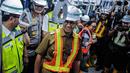 Gubernur DKI Jakarta Anies Baswedan saat mencoba Moda Raya Terpadu (MRT) dari Stasiun Bundaran HI-Lebak Bulus, Jakarta, Senin (10/12). Anies ditemani Dirut PT MRT Jakarta William Sabandar. (Liputan6.com/Faizal Fanani)