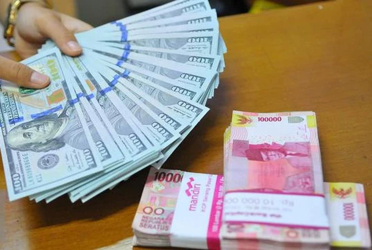 Rupiah Sentuh 18.066 terhadap Dolar AS Jumat Pagi