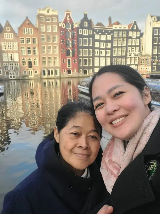 Gracia Indri ajak sang ibu keliling Amsterdam