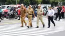 Gubernur DKI Jakarta Anies Baswedan (dua kiri) menyeberangi pelican crossing di Halte Transjakarta BI, Jakarta, Selasa (4/9). Pelican crossing diharap membuat warga memiliki kesempatan sama dalam menikmati layanan publik. (Liputan6.com/Immanuel Antonius)