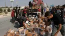 Truk bantuan kemanusiaan tersebut dibongkar sebelum tiba di lokasi pusat pengungsian. (MOHAMMED ABED/AFP)