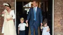 Pangeran William dan Kate Middleton bersama anak mereka, Pangeran George, Putri Charlotte serta Pangeran Louis tiba untuk acara pembaptisan di Chapel Royal, St. James Palace, London, Senin (9/7). (Dominic Lipinski/Pool via AP)
