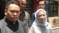 Artis senior Ira Riswana mendatangi Markas Polres Metro Jakarta Selatan terkait kasus kecelakaan lalu lintas yang melibatkan anaknya. Diketahui, MM (18) pengemudi Mercy yang menabrak pelajar hingga tewas di Jaksel merupakan anak Ira Riswana dan Kombes Abu Bakar Tertusi. (Foto: Istimewa)