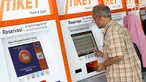 Calon penumpang melakukan reservasi melalui mesin tiket di Stasiun Pasar Senen, Jakarta, Jumat (21/12). Jelang libur panjang Natal 2018, calon penumpang kereta api dari Jakarta menuju kota-kota di Pulau Jawa meningkat. (Liputan6.com/Helmi Fithriansyah)