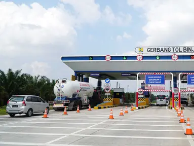 Suasana gerbang tol Binjai yang masih dalam proyek pembangunan Jalan Tol Medan - Binjai seksi I di Deli Serdang, Sumatera Utara, Rabu (6/3). Jalan Tol tersebut akan beroperasi pada akhir Tahun 2019. (Liputan6.com/HO/Eko)