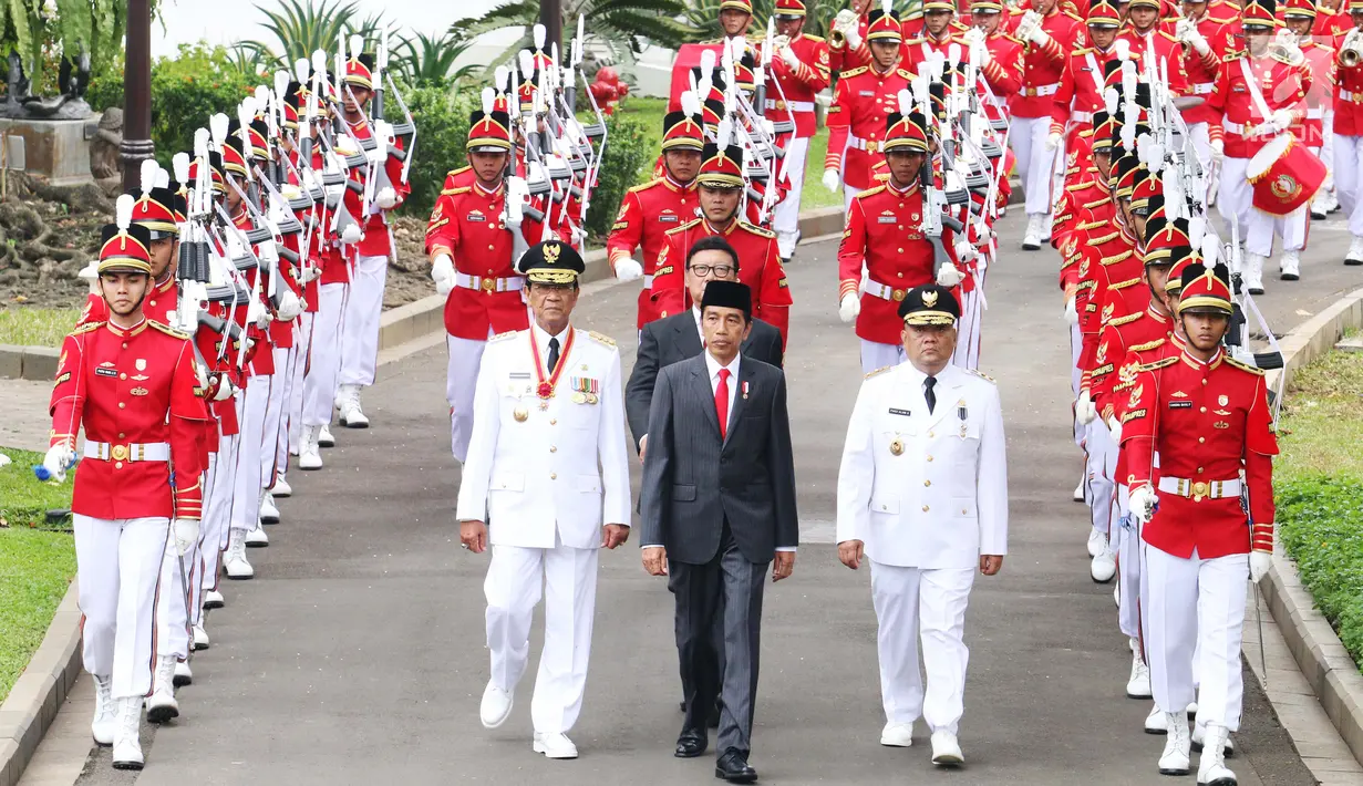 Presiden Joko Widodo (tengah), Gubernur DIY Sri Sultan Hamengku Buwono X (kiri) dan Wakil Gubernur DIY, KGPAA Paku Alam IX (kanan) kirab menuju Istana Negara, Jakarta, Selasa (10/10). (Liputan6.com/Angga Yuniar)
