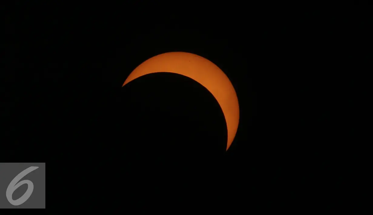 Puncak gerhana matahari terlihat dari langit Maba, Maluku Utara, Rabu (9/3/2016). Di Maba, piringan matahari tertutup bulan selama 3 menit. Sayangnya, awan mendung bergelayut di depan matahari. (Liputan6.com/Anton William)