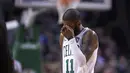 Pemain Boston Celtics, Kyrie Irving (11) kecewa setelah gagal mencetak poin saat melawan New Orleans Pelicans pada laga NBA basketball game di TD Garden, Boston, (16/1/2018). Celtics kalah 113-116. (AP/Charles Krupa)