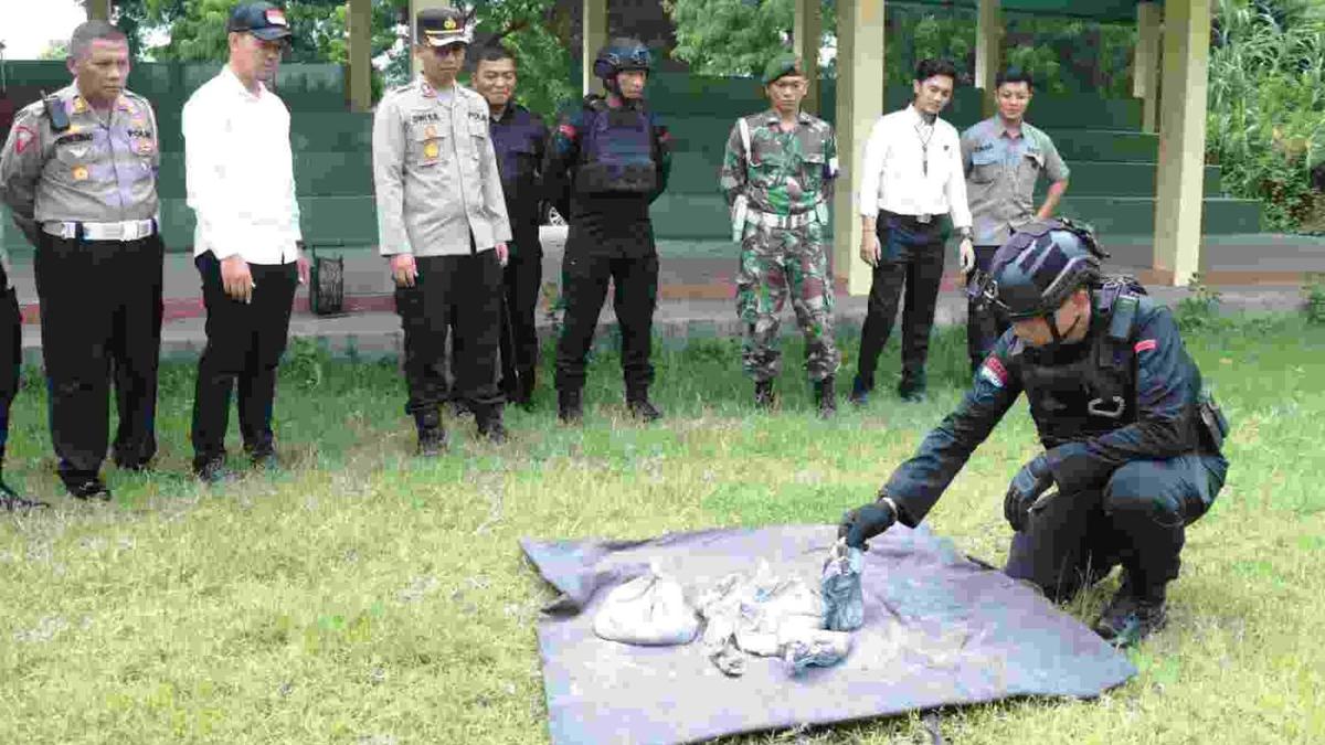 Densus 88 Antiteror Tangkap Dua Pemuda Penjual Mesiu di Surabaya via Grup WA