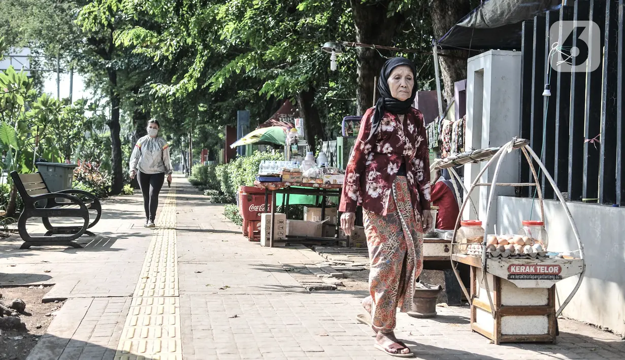 Pejalan kaki melintas di trotoar kawasan Lapangan Banteng, Jakarta, Senin (7/9/2020). Sembilan titik tersebut antara lain berada di Jalan Pamekasan, Jalan Kendal, Jalan Gedung Kesenian, Lapangan Banteng, dan Jalan Sudirman. (merdeka.com/Iqbal S. Nugroho)