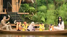 Donna Harun memang selalu terlihat dekat dengan anak-anaknya, apalagi ketika anaknya sudah berkeluarga dirinya pun kerap jalani liburan bareng bersama anak dan menantu. Dalam liburannya kali ini ia mengunjungi sebuah tempat bernama Dusun Bambu di Lembang, Bandung. (Liputan6.com/IG/@donnaharunofficial)
