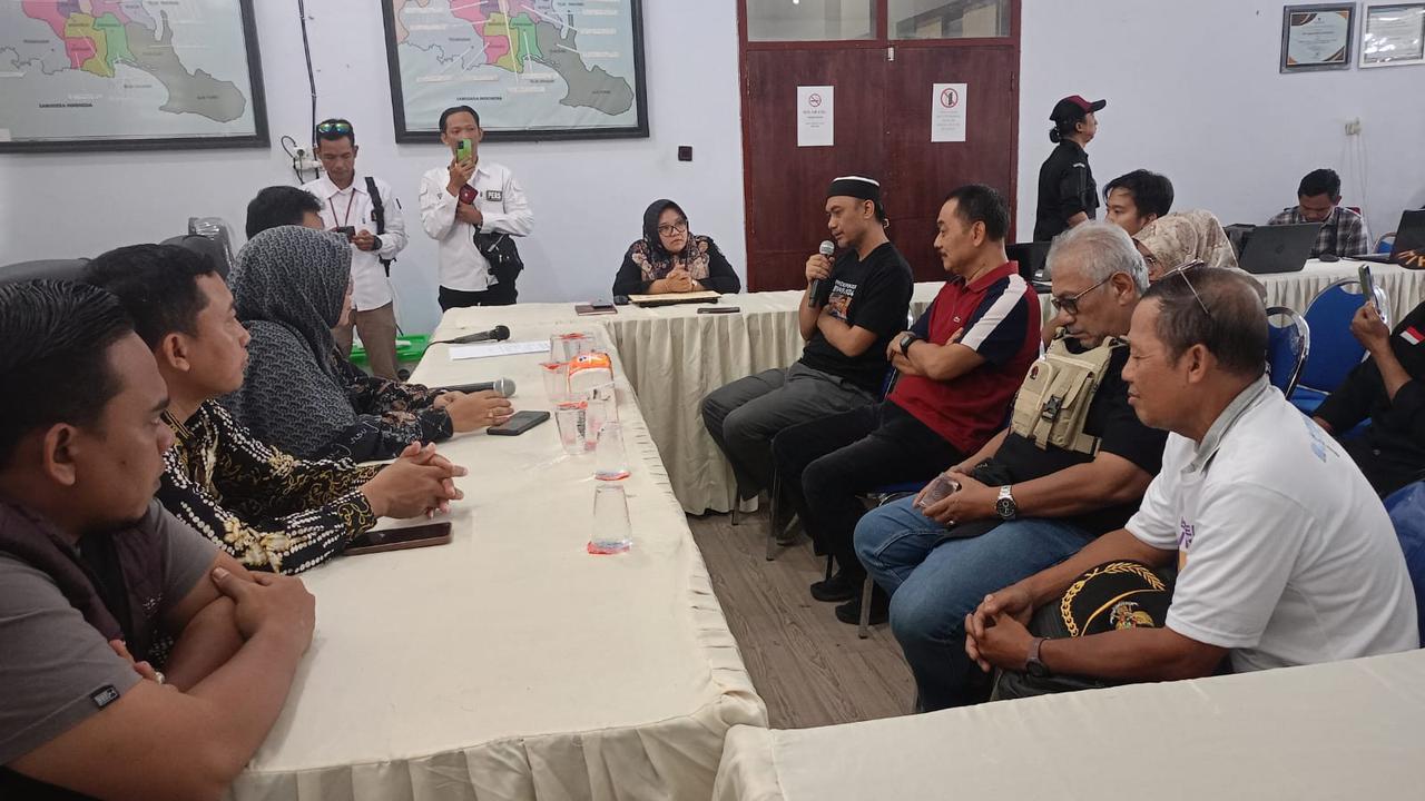 Pasangan Bakal Calon Bupati dan Wakil Bupati Banyuwangi dari jalur independen Yusuf Widiatmoko - Zainuri  mendaftar ke Kantor KPU Banyuwangi (Istimewa)