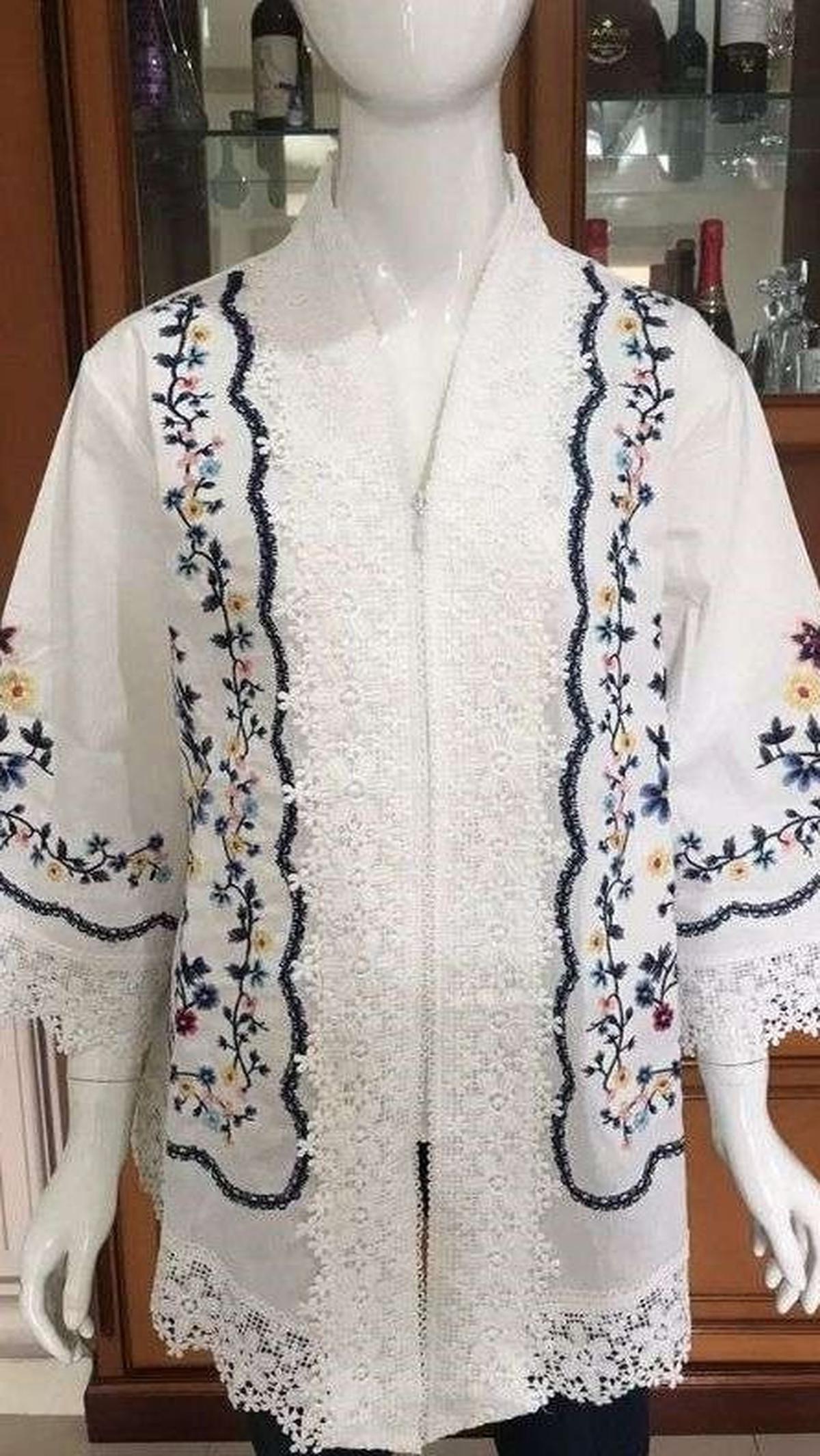 8.&nbsp;Kebaya Alexuez Jumbo Bordir Timbul Kombinasi Brokat<br>