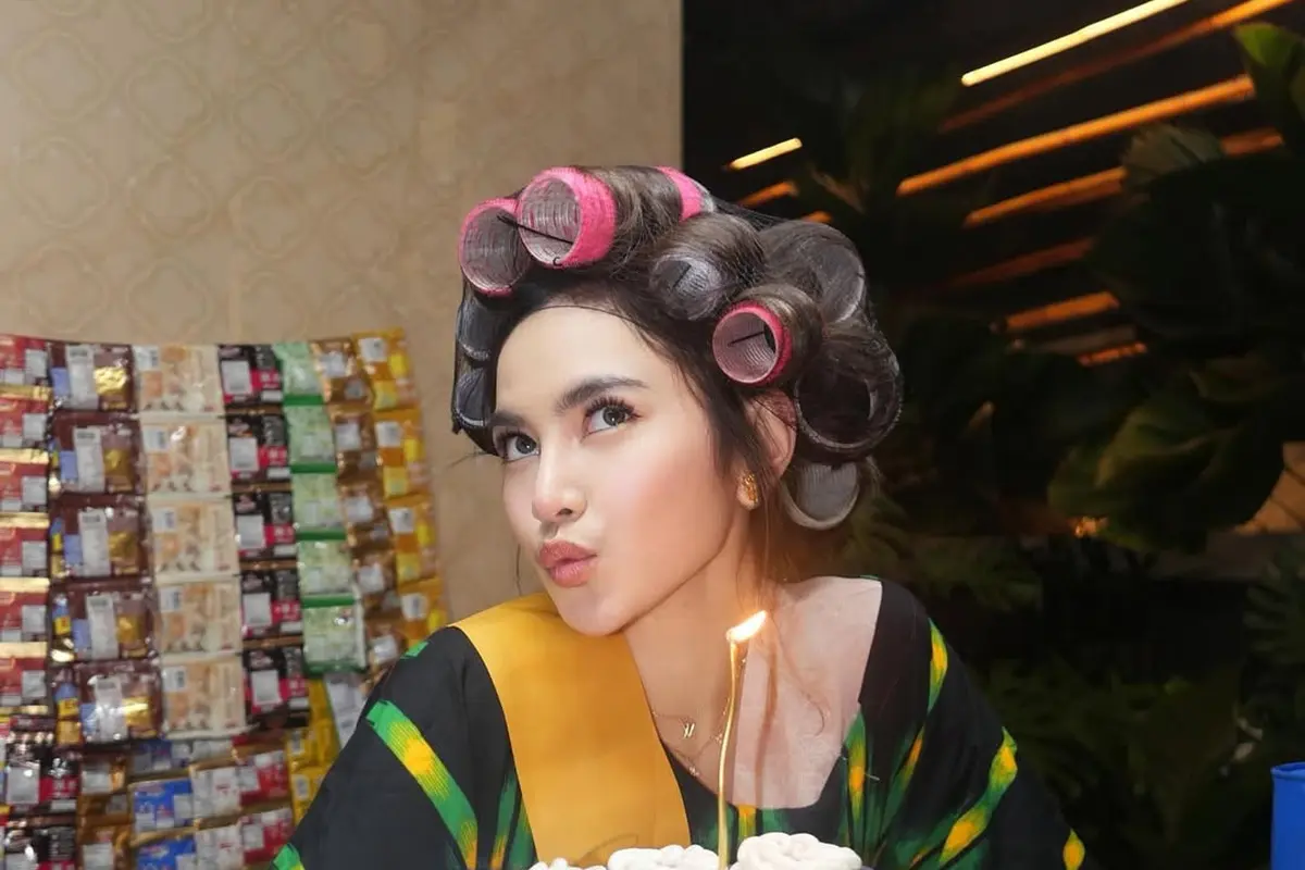 Mahalini Bertransformasi Jadi “Ibu Warung”, Tampil Natural dengan Rol Rambut Saat Rayakan Ulang Tahun ke-26