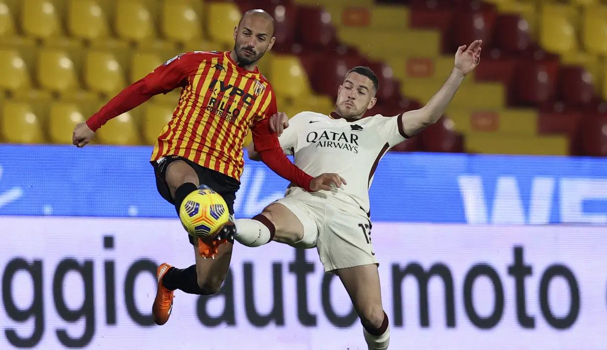 Gelandang AS Roma, Giordania Veretout bersaing berebut bola dengan gelandang Benevento, Pasquale Schiattarella dalam lanjutan Liga Italia di Stadio Ciro Vigorito, Senin (22/2/2021) dini hari WIB.  AS Roma  ditahan imbang 0-0 kala melawat ke Benevento. (Alessandro Garofalo/LaPresse via AP)