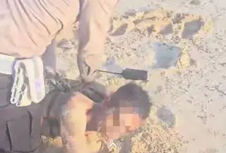 Foto: Aiptu Mick Terru, anggota Polantas saat menangkap pelaku pencurian helm (screenshot video)