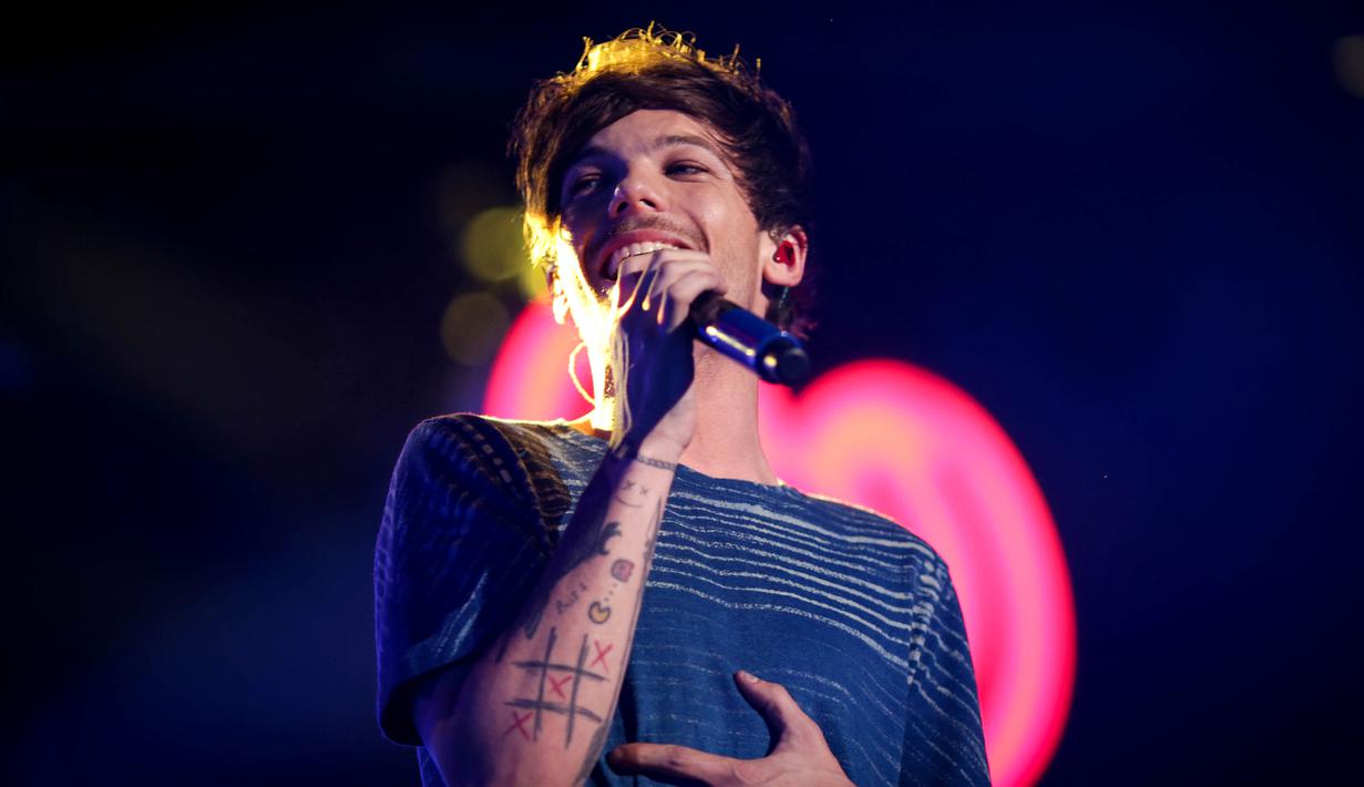 Louis Tomlinson One Direction di acara iHeart Radio Jingle Ball di Staples Center, Los Angeles, Jumat (4/12). Boyband asal Inggris itu vakum dalam batas waktu yang tak ditentukan pada Maret 2016. (Christopher Polk/Getty Images untuk iHeartMedia/AFP)