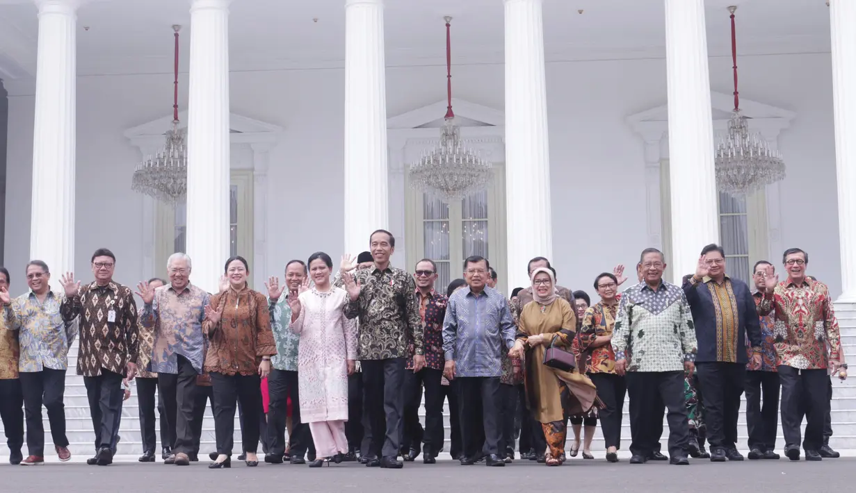 Presiden Joko Widodo bersama Ibu Iriana Joko Widodo dan Wapres Jusuf Kalla bersama Ibu Mufidah Jusuf Kalla dan sejumlah Menteri Kabinet Kerja Periode 2014-2019 melambaikan tangan saat acara perpisahan di Istana Negara, Jakarta, Jumat (18/10/2019). (Istimewa)