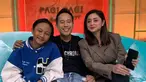 Fajar Sad Boy kini sedang sibuk-sibuknya. Ia sering diundang di berbagai acara televisi yang membuatnya bertemu Denny Cagur dan Dewi Perssik. Momen Fajar bertemu para selebritas ini menjadi bukti bahwa sosoknya yang galau tapi kocak sudah mendapat atensi dari publik. (Liputan6,com/IG/fajjarsadboy)