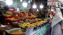 Warga memilih menu makanan khas Sumatera Barat yang dijajakan di kawasan Food Street Kramat, Jakarta, Jumat (30/4/2021). Kawasan yang menjual beragam menu makanan khas Sumatera Barat selalu ramai dikunjungi pecinta kuliner terutama jelang waktu berbuka puasa. (Liputan6.com/Helmi Fithriansyah)