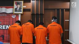 Empat warga negara asing (WNA) yang diduga terlibat kasus pemalsuan visa asing dipertunjukkan di Kantor Imigrasi Kelas I Jakarta Pusat, Selasa (6/3). Keempatnya diduga memalsukan telex visa RI dan stiker visa negara asing. (Liputan6.com/Arya Manggala)
