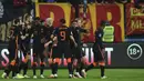 Penyerang Belanda, Memphis Depay berselebrasi bersama rekan setimnya setelah mencetak gol ke gawang Montenegro pada pertandingan grup G  kualifikasi Piala Dunia 2022 di stadion City di Podgorica, Montenegro, Minggu (14/11/2021). Belanda bermain imbang atas Montenegro 2-2. (AP Photo/Risto Bozovic)