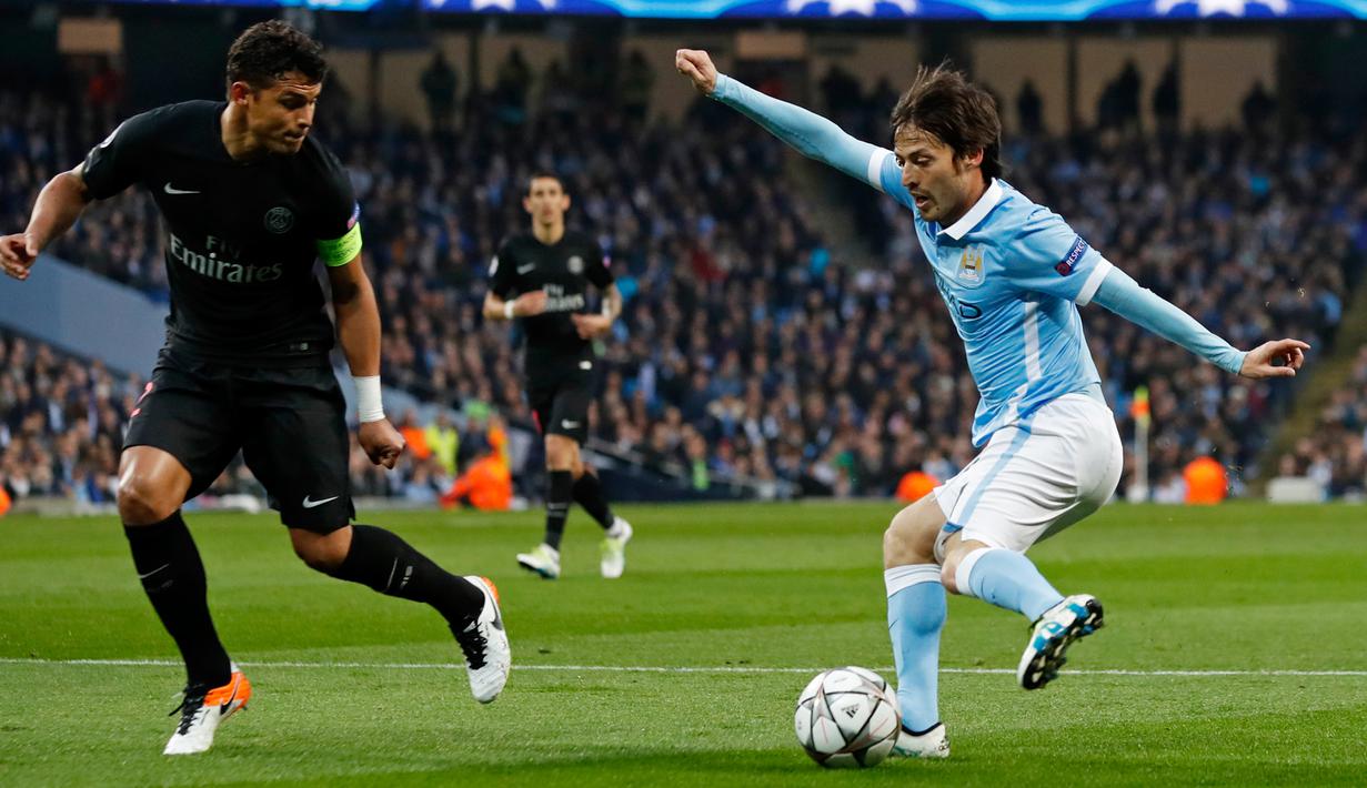 Gelandang Manchester City, David Silva (kanan) berusaha melewati bek PSG, Thiago Silva di leg kedua liga Champions di Etihad Stadium, Inggris (13/4). City menang atas PSG dengan skor 1-0. (Reuters/Jason Cairnduff)