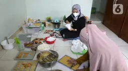 Tata Khoiriyah, mantan pegawai KPK, membuat adonan di tempat pembuatan kue kering miliknya, Jakarta, Kamis (21/10/2021). Aktivitas bisnis kue kering digeluti Tata Khoiriyah sejak pertengahan 2021. Kala itu ia membuat merek kue kering Cake Club bersama seorang teman. (Liputan6.com/Helmi Fithriansyah)