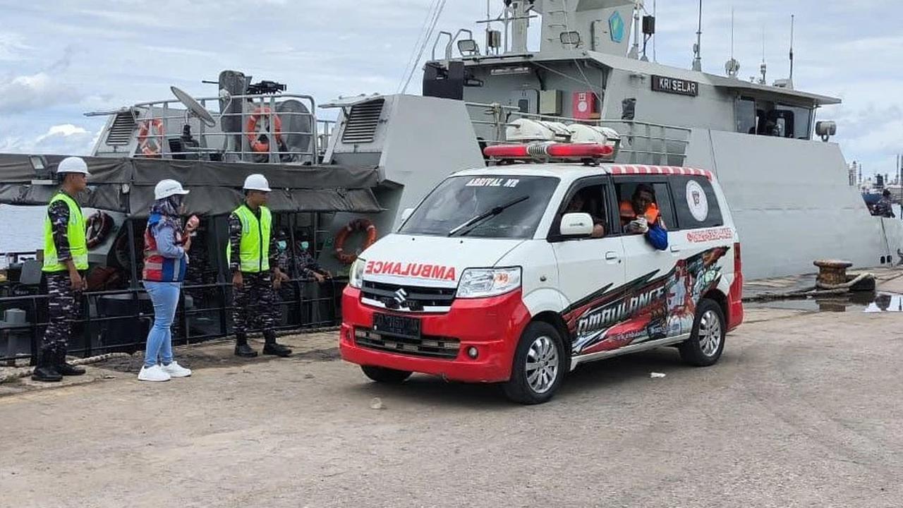 FOTO: KRI Selar-879 Evakuasi Jenazah di Teluk Balikpapan Saat Patroli Rutin